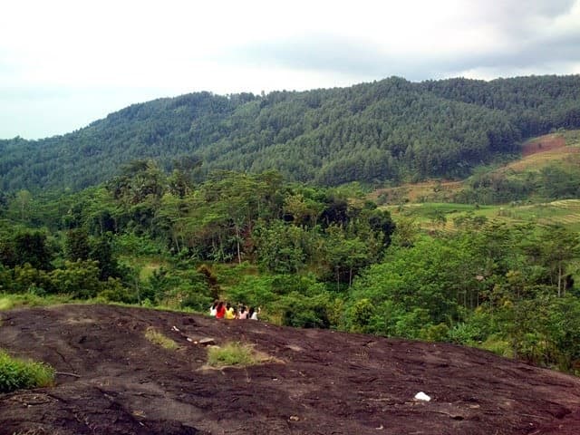 Bukit Watu Ireng (pekalonganisme.com)