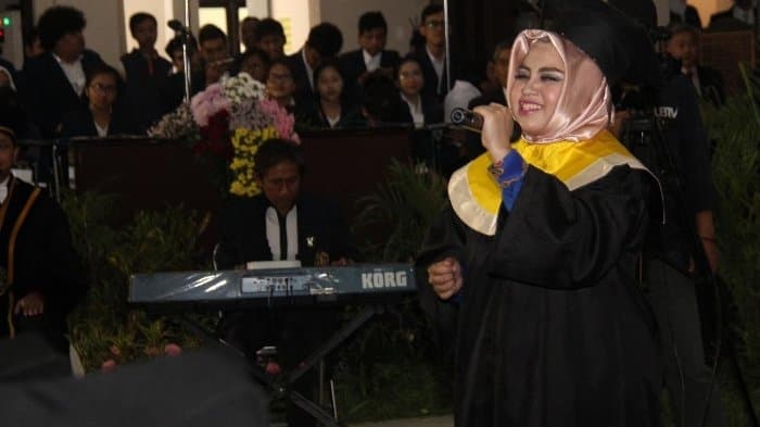 Ingat Yohanna X Factor? Penyandang Disabilitas Bersuara Merdu Itu Kini Resmi Sandang Gelar Sarjana