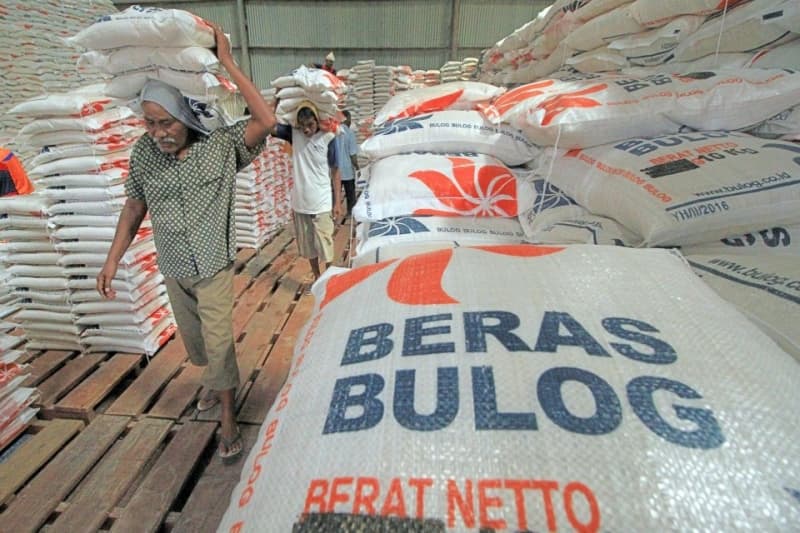 Sebanyak 261 ribu ton beras impor penuhi gudang Bulog. (Katadata.co.id)