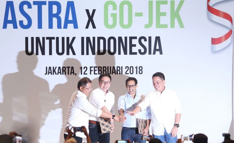 Rudiantara, Presdir ASII Prijono Sugiarto, CEO dan Founder Go-Jek Nadiem Makarim, dan President dan Co-Founder Go-Jek Andre Soelistyo menandatangani kerja sama investasi ASII (Indopos)