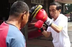 Jokowi latihan tinju bersama Peritina (Pinterpolitik.com)