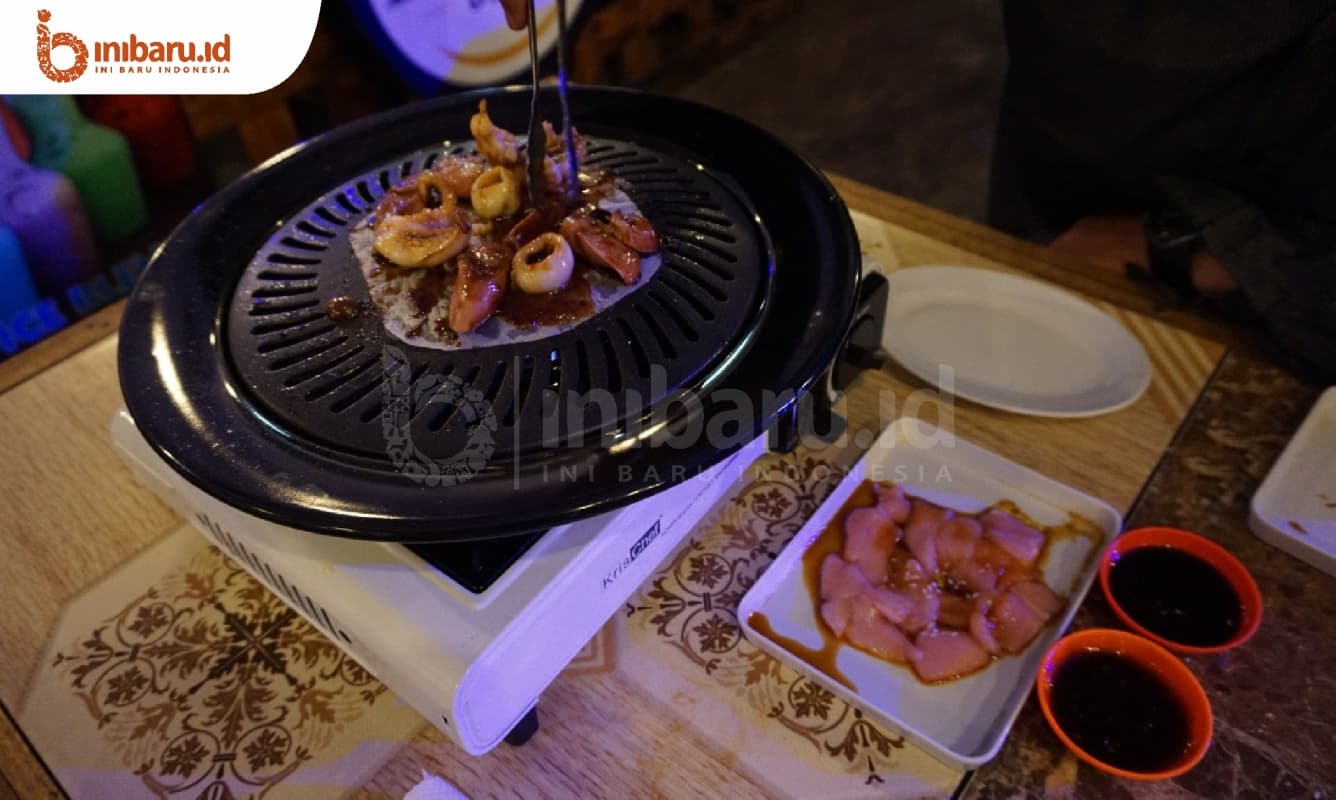 Memanggang daging. (Inibaru.id/ Ayu S Irawati)