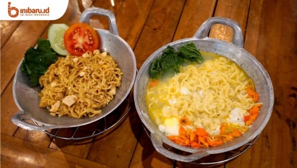 Indomie goreng telur asin (kiri) dan Indomie Kuah Gurih Bawang Pedas Ngaplok (kanan) ala Mieting Point. (Inibaru.id/ Ayu S Irawati)