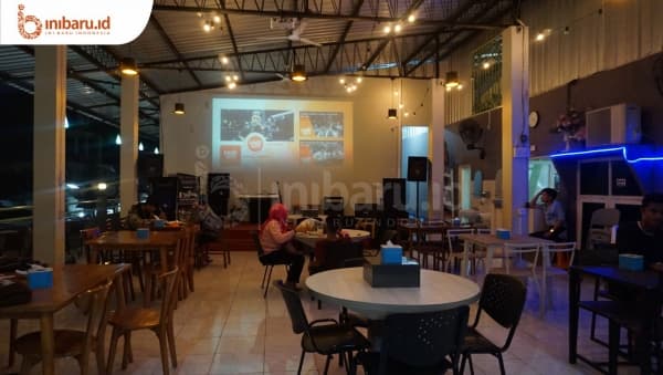 Suasana lantai 2 Laffeine. (Inibaru.id/ Ayu S Irawati)