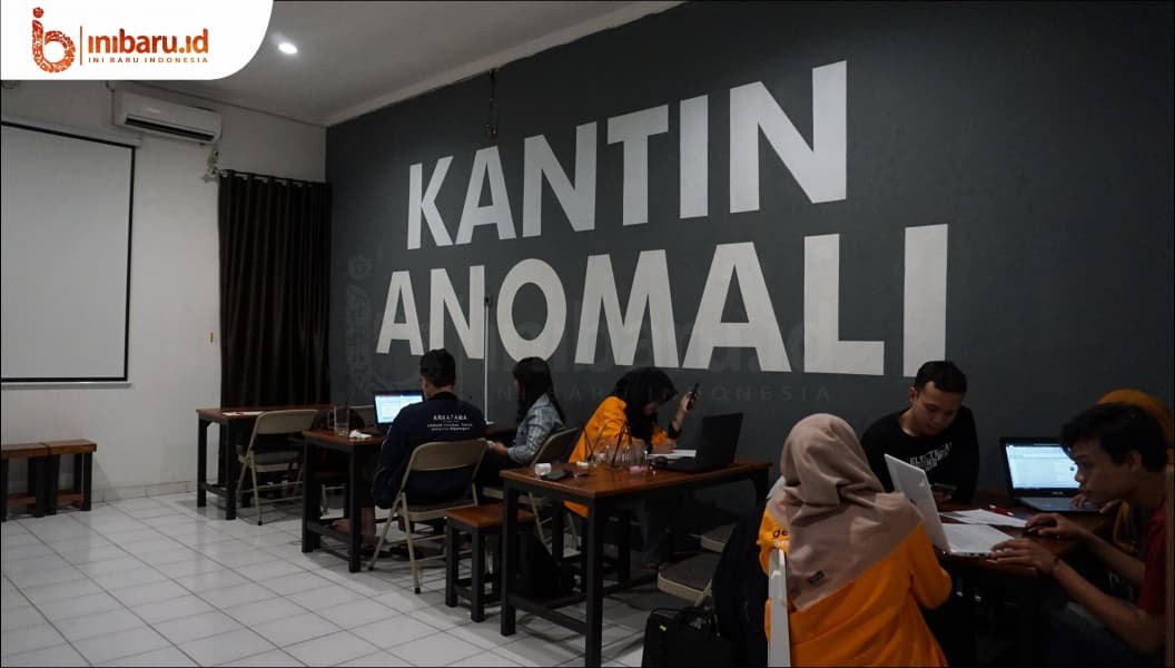 Ruang kelas Kantin Anomali dilengkapi AC. (Inibaru.id/Ayu S Irawati)