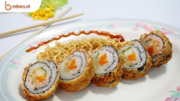 Sushi Indomie merupakan salah satu menu unik yang dijual Sushi Homemade Semarang. (Inibaru.id/ Ayu S Irawati)