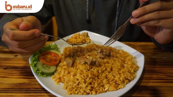 Nasi goreng sirloin dibanderol dengan harga Rp 14.000. (Inibaru.id/ Ayu S Irawati)