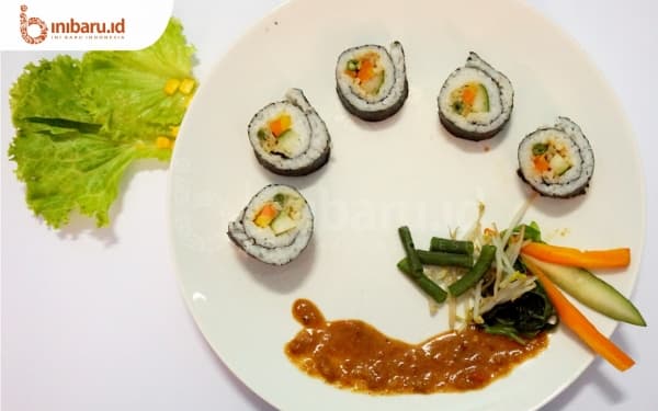 Makan "nasi" pecel ala Sushi Homemade Semarang. (Inibaru.id/ Ayu S Irawati)