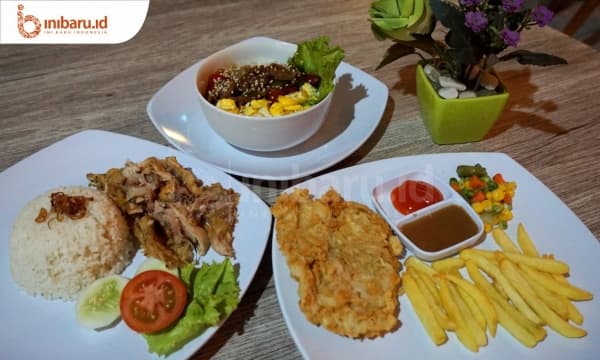 Aneka kuliner yang tersedia di Laffeine. (Inibaru.id/ Ayu S Irawati)