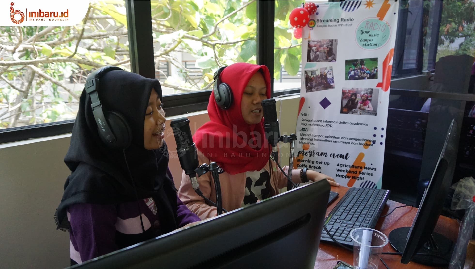 Penyiar radio SBS. (Inibaru.id/Ayu S Irawati)