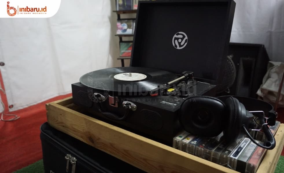 Vinyl dan alat pemutarnya. (Inibaru.id/Ayu S Irawati)