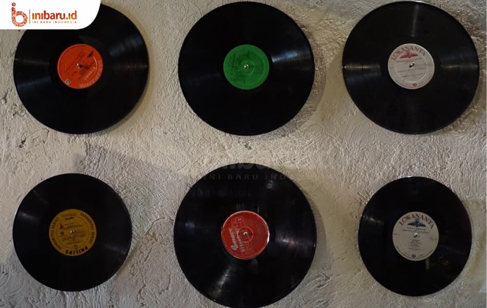 Sejumlah vinyl koleksi Brury Prasetyo, salah seorang penggagas Lapak024. (Inibaru.id/Ayu S Irawati)
