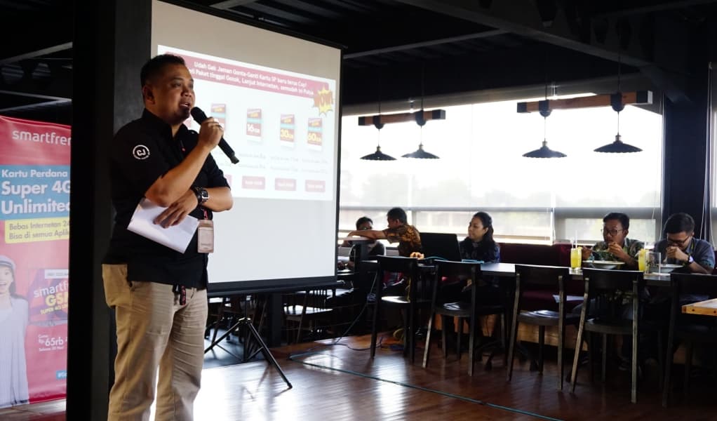 Hardi Tri Purto, Regional Brand Activation Manager Central Java memaparkan produk baru Smartfren. (Inibaru.id/Ayu S Irawai)