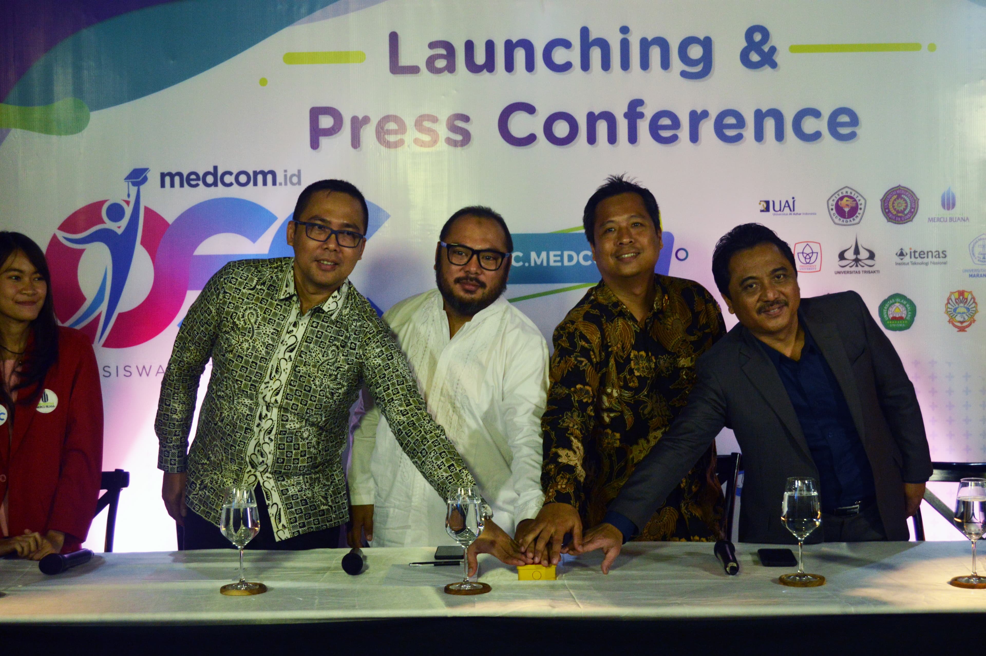 Direktur Utama Medcom.id Mirdal Akib (kedua kiri), Pemimpin Redaksi Medcom.id Abdul Khohar (kanan), Kepala Biro Marketing & Public Relations Unika Atmajaya Anton Binsar (kedua dari kanan), dan Kepala Biro Kerjasama Humas Promosi Uhamka Deni Adha Akba