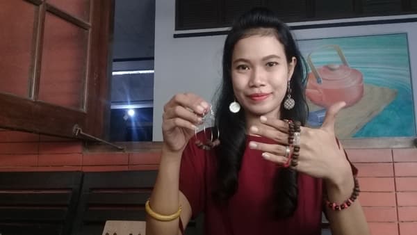 Nesia Wijayanti, pengrajin aksesori dari biji kopi. (Metrojateng/Fariz Fardianto)