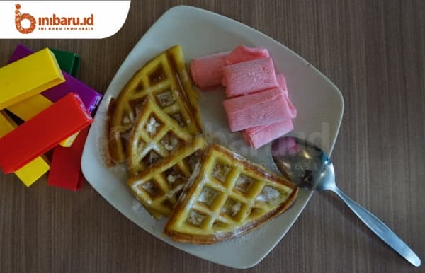 Dalam satu porsi, kamu akan mendapatkan empat potong waffle dan es krim gulung tanpa topping. (Inibaru.id/ Ayu S Irawati)