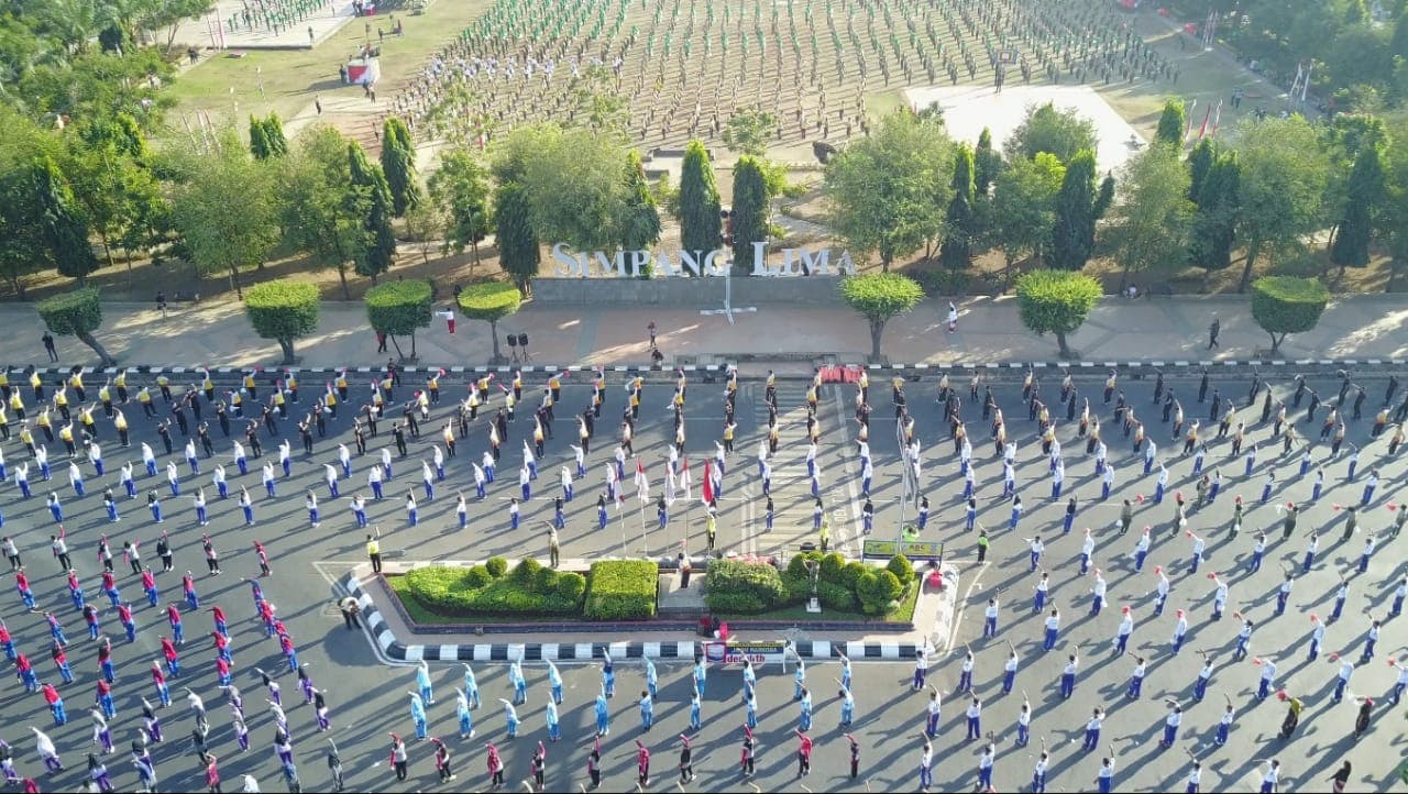 Ribuan masyarakat membawakan tarian Gemu Famire dalam acara pemecahan rekor Muri. (Kodam IV Diponegoro)