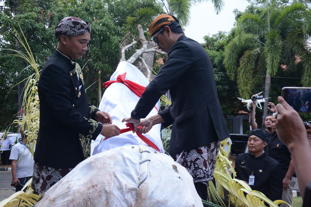 Prosesi "ceblok tandur waringin pusering Batang" oleh Pemerintah Kabupaten Batang. (Suarabaru.id)