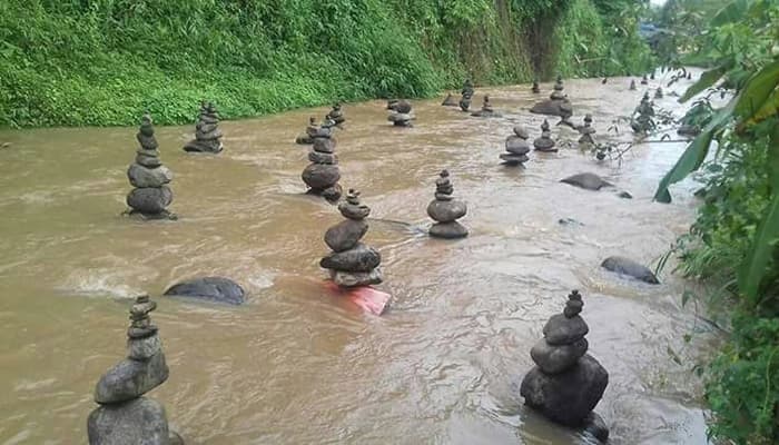 Tumpukan batu di sepanjang Sungai Cibojong. (Poskotanews.com)