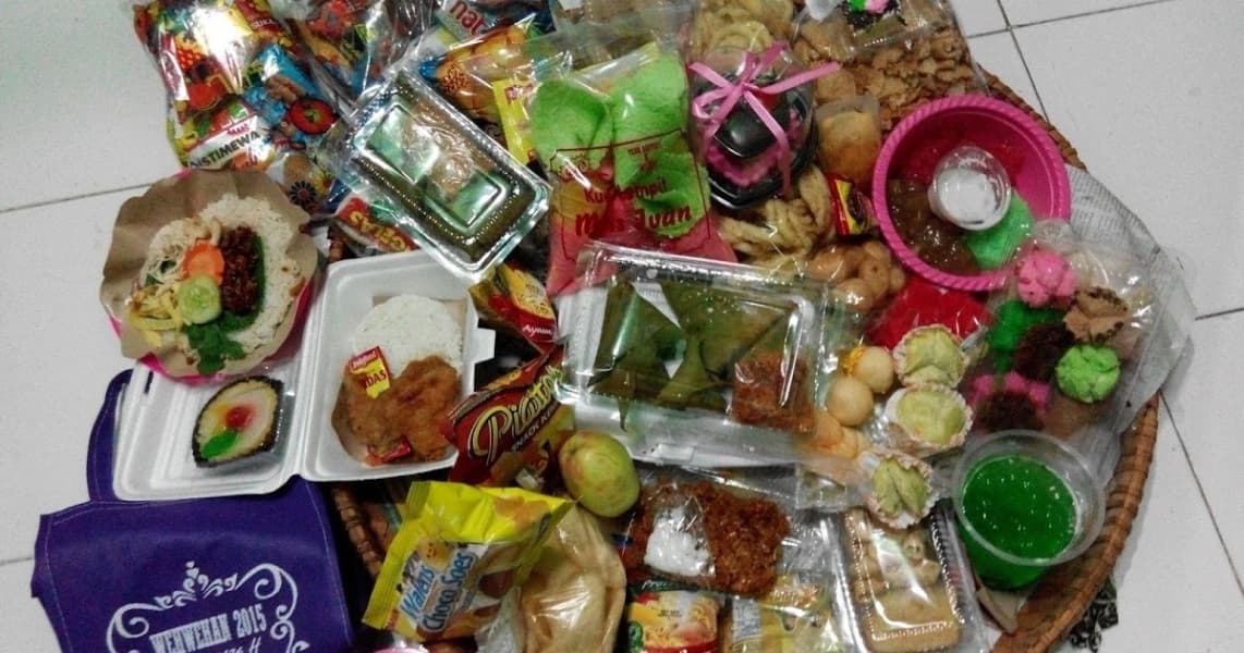 Aneka kudapan dalam tradisi weh-wehan. (duniamenjahitbundaaira.blogspot.com)