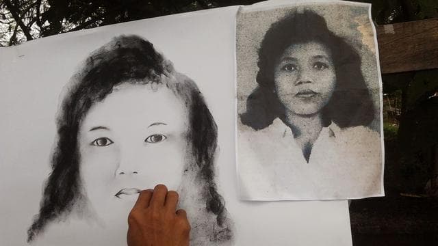 Melukis foto Marsinah (marsinahfm.blogspot.com/bintang.com)