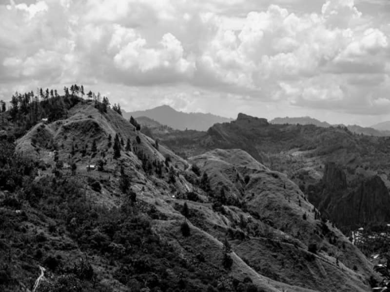 Panorama perbukitan di sekitar gumuk pasir Pa’buyan. (LuriSuanto /Shutterstock.com)