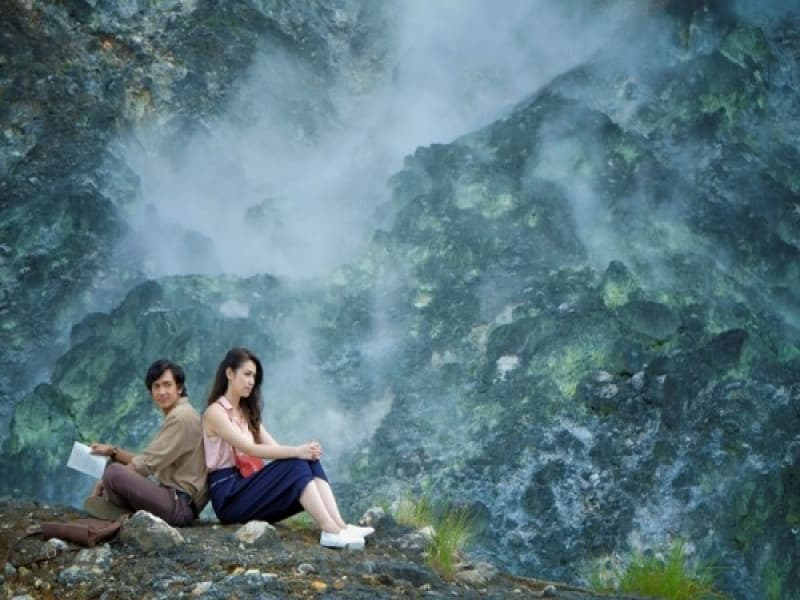 Velove Vexia dan Adipati Dolken dalam film "Hujan Bulan Juni" (Antara News/HO)