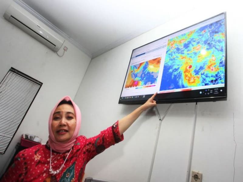 Kepala Badan Meteorologi Klimatologi dan Geofisika (BMKG) Dwikorita Karnawati memberikan keterangan pers di Kantor BMKG Yogyakarta, Sleman, DI Yogyakarta, Jumat (1/12/2017). Berdasarkan hasil pemantauan Stasiun Klimatologi, BMKG merilis posisi terakh