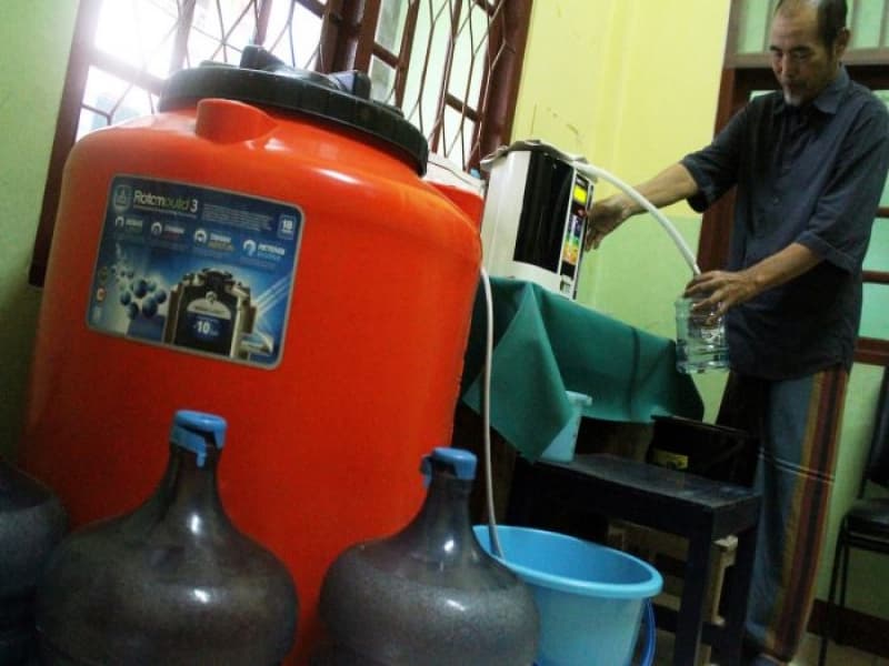 Produsen menggunakan peralatan mesin pemurni air Kangen Water di kawasan Kayuringin Jaya, Bekasi, Jawa Barat, Selasa (28/11/2017). (Risky Andrianto/Antara Foto)