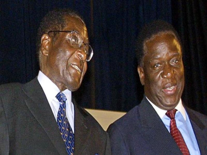 Robert Mugabe (kiri) dan Emmerson Mnangagwa. (AFP PHOTO/STR via Tempo.co) 