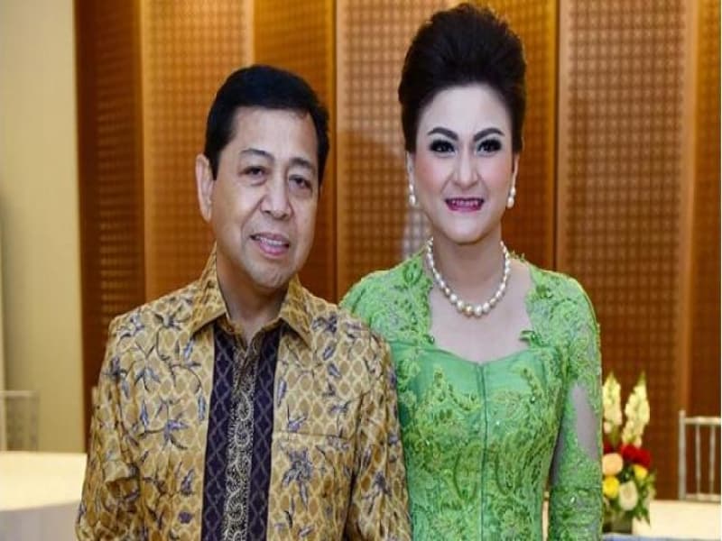 Penampilan istri Setya Novanto, Deisti Astriani saat open house Hari Raya Idul Fitri. (Instagram via Tempo.co)