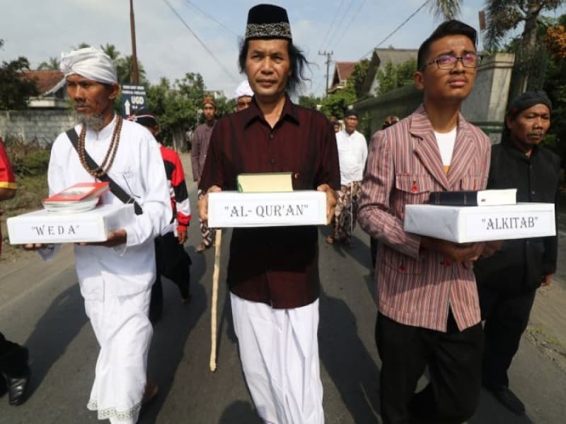 Sejumlah pemuka agama membawa kitab suci saat Kirab Sumpah Pemuda menuju rumah masa kecil Bung Karno, Ndalem Pojok, Desa Pojok, Kediri, Jawa Timur, Sabtu (28/10/2017). (Prasetia Fauzani/Antarafoto) 