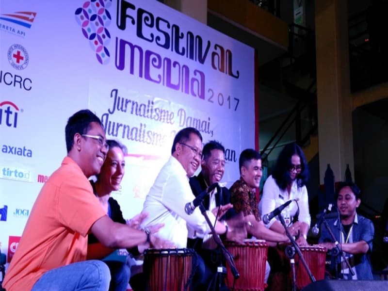 Pembukaan Festival Media 2017 dengan pemukulan gendang bersama Menkominfo Rudiantara. (dok. AJI)