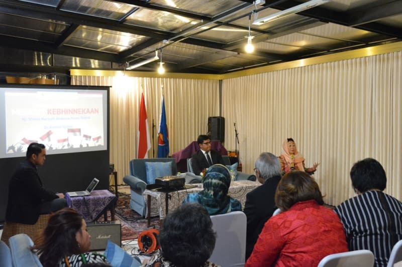 Shinta Nuriyah Abdurrahman Wahid  memberi paparan dalam “Dialog Kebhinekaan” di Wisma Duta RI di Kopenhagen, Denmark, Kamis (16/11/2017) (kbricph.dk)