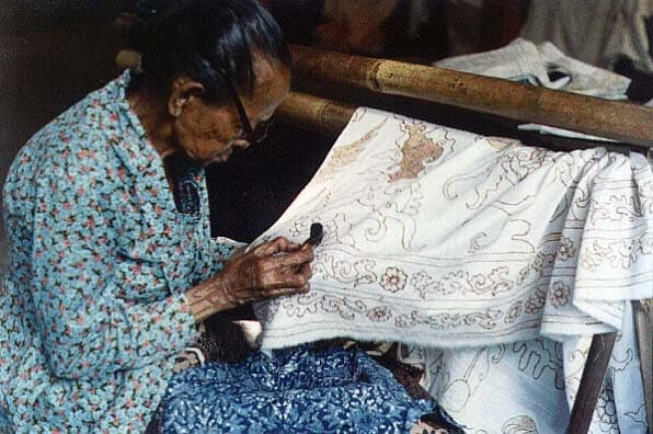 Mencanting batik pelakongan (karyacahpekalongan.blogspot.com)