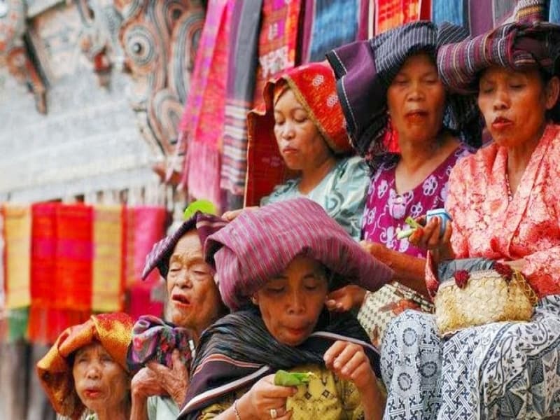 Para perempuan memakai ulos (pariwisatasumut.net).