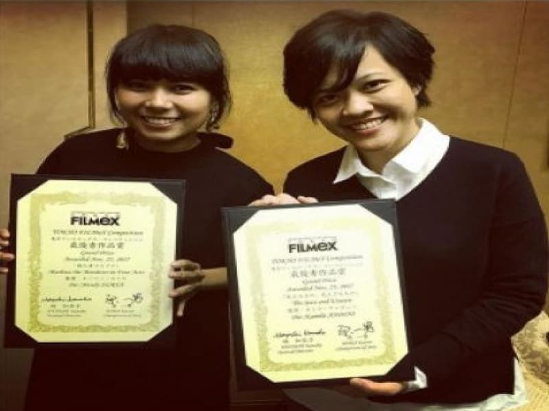 Kamila Andini dan Mouly Surya memperlihatkan plakat penghargaan dari Tokyo Filmex International Film Festival (Instagram/@moulysurya)