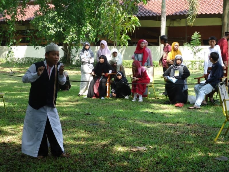 Santri dari Markaz Annuqayah membaca puisi. (annuqayah.blogspot.com)