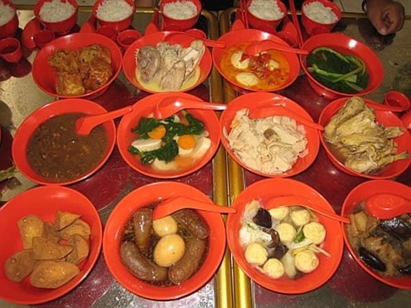 Tradisi Samseng, Sajian Beragam Makanan di Altar Abu Leluhur saat Imlek