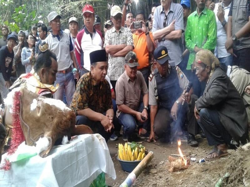 Warga lereng Gunung Semeru di Lumajang, Jawa Timur, turun temurun menggelar ritual tanam kepala sapi saat 1 Sura. (Foto: Liputan6.com/Dian Kurniawan)