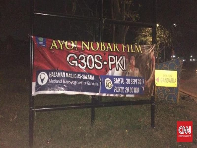 Spanduk ajakan nobar film Pengkhianatan G30S/PKI. (CNN Indonesia/Bimo Wiwoho)