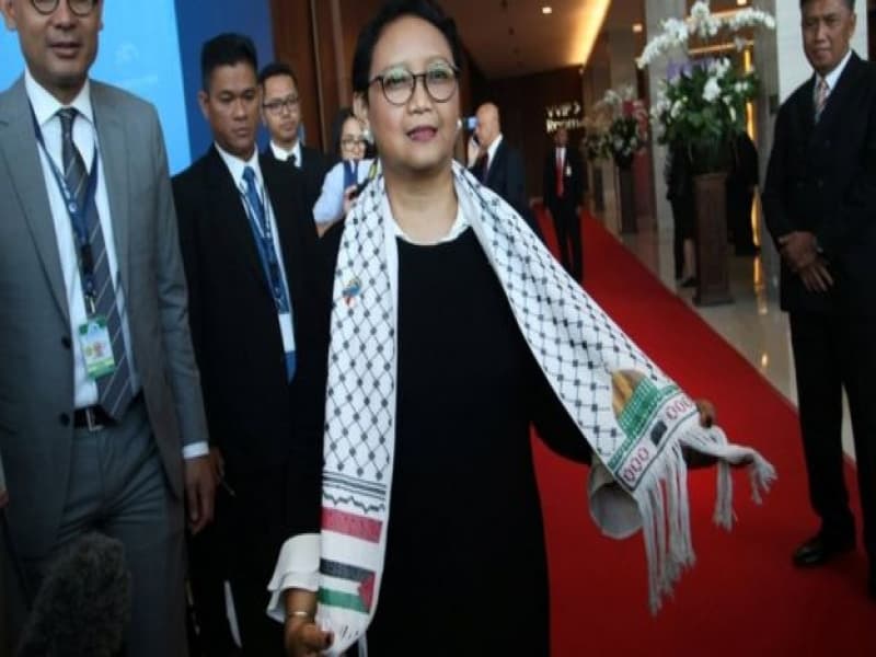Menlu Rl Retno Marsudi menunjukkan dukungan kepada Palestina dengan memakai kain keffiyeh khas Palestina pada Bali Democracy Forum di Banten 7-8 Desember 2017. (Reuters/Antara via BBC Indonesia)