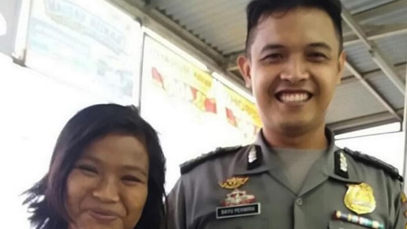 Malikhatun berfoto bersama Bripka Bayu Perwiro Utomo. (Liputan6.com)