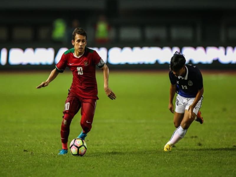 Pemain timnas Indonesia U-19 Egy Maulana Vikri melewati pemain timnas Kamboja U-19 di Stadion Patriot Candrabaga, Bekasi, Jawa Barat, Rabu (4/10/2017). Timas Indonesia U-19 Menang 2-0 melawan Timnas Kamboja U-19. (Kompas.com/Garry Andrew Lotulung)