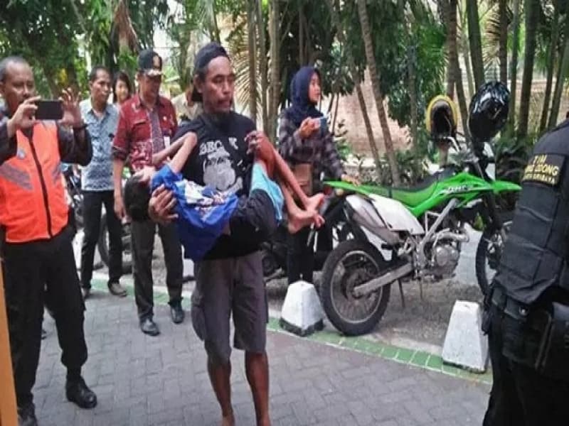 Tentang Bapak yang Mendorong Gerobak Sejauh 75 Km untuk Mengobatkan Anaknya