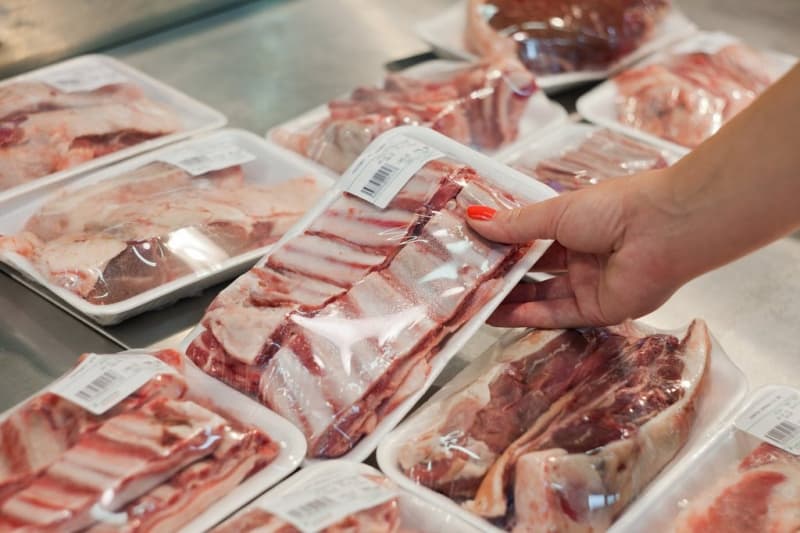 Daging babi dalam kemasan di supermarket. (Getty Images/iStockphoto)