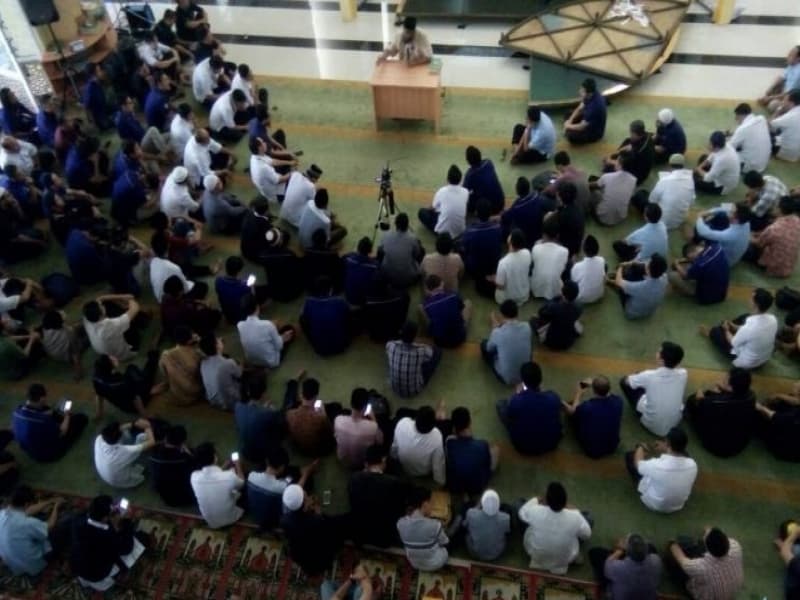 Ustaz Firanda dari Papua Menafsir Al Qamar di Masjid Nursiah Daud Paloh