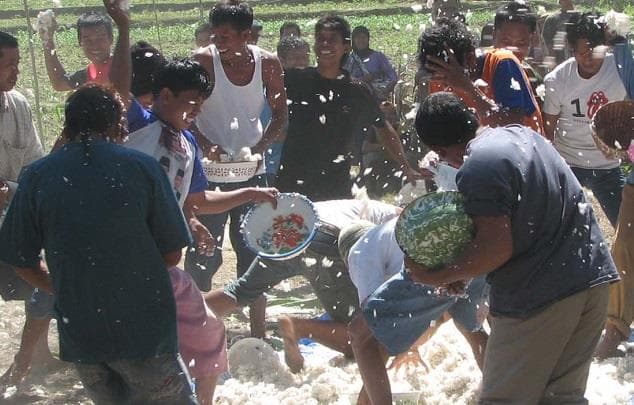 Perang nasi di Desa Pelemsari, Kecamatan Sumber, Kabupaten Rembang, Jawa Tengah. (minutespost.com)