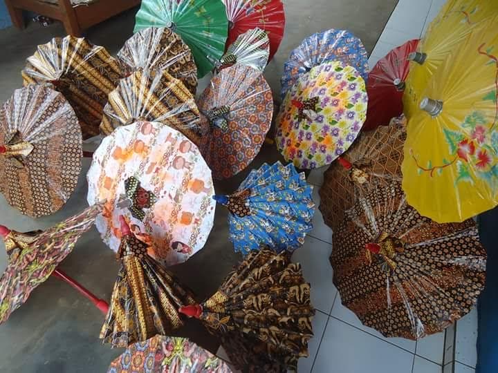 Payung kertas Kalibagor dalam beragam hiasan. (Banyumasnews.com)