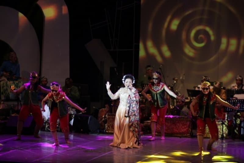 Majelis Seni dan Tradisi Cirebon (MeSTI) menggelar pentas bertajuk "Pesona Indonesia-Simfoni Tarling" di Graha Bhakti Budaya, Taman Ismail Marzuki, Jakarta, April 2017 (Istimewa/Republika.co.id)
